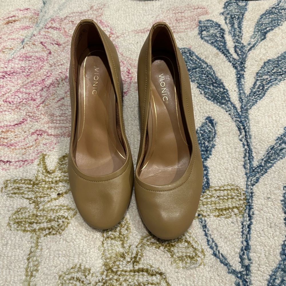 Vionic Taupe Neutral Leather low block Heels size 7